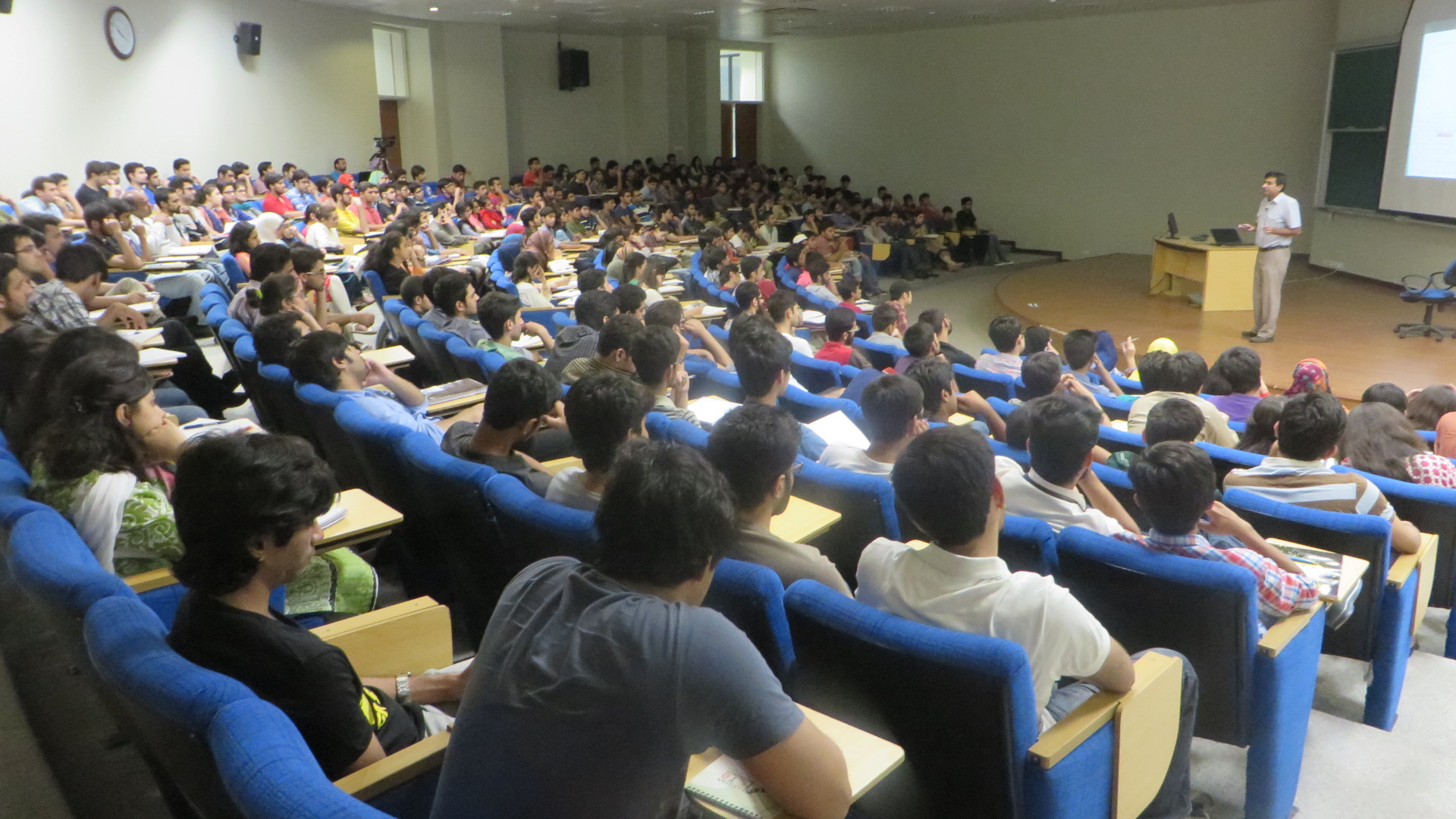 Dr. Sabieh welcomes batch 2019 to Physlab