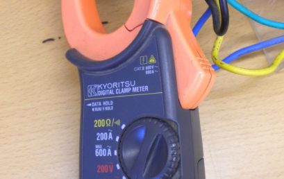3. Clamping a clamp meter to any one of the variac output lead